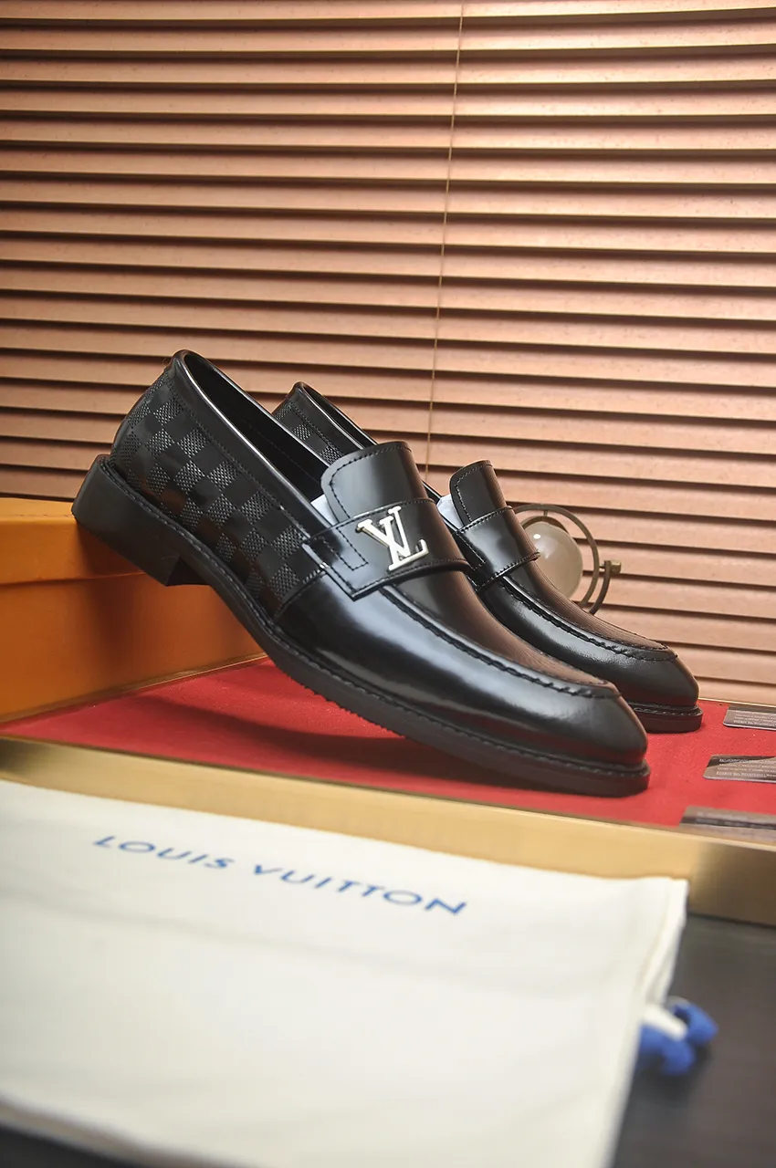 Men's men's shoes 💰460💶 [LV] (original single cowhide lining) 🍀LV's latest genuine leather business suit shoes are launched simultaneously on the official website. The first-layer cowhide imported from Italy is made of heavy gold, 💥1:1 rubber outsole from the official website. Versatile to wear, high-end without losing class, and the color combination is extraordinary. This four-season style is alluring when worn on your feet, showing off your big-name flair. Standard code 38-45 (45 customized)